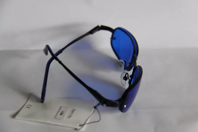 Farb Brille Sonnenbrille  Gläser Blau Rahmen Anthrazit Aus Metall Hinter Gläsern 2