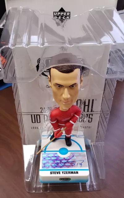 2001-02 UD AUTO Steve Yzerman Playmakers Bobble Head Limited.