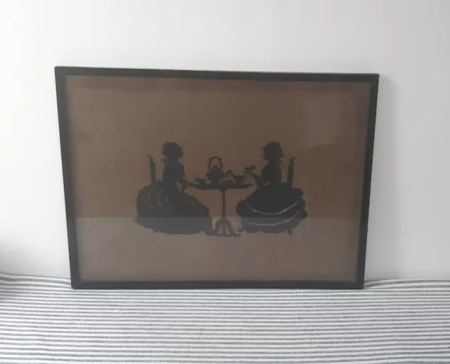 Vintage altes Bild schwarze Silhouetten bestickt gerahmt Kunst Tee trinken Damen