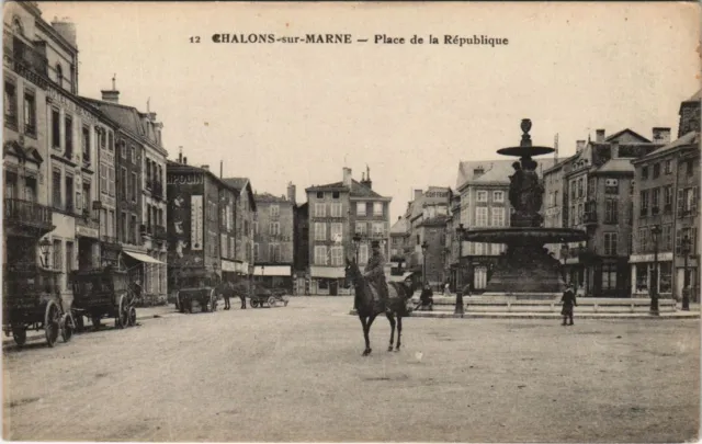 CPA CHALONS-sur-MARNE - Place de la Republique (131959)