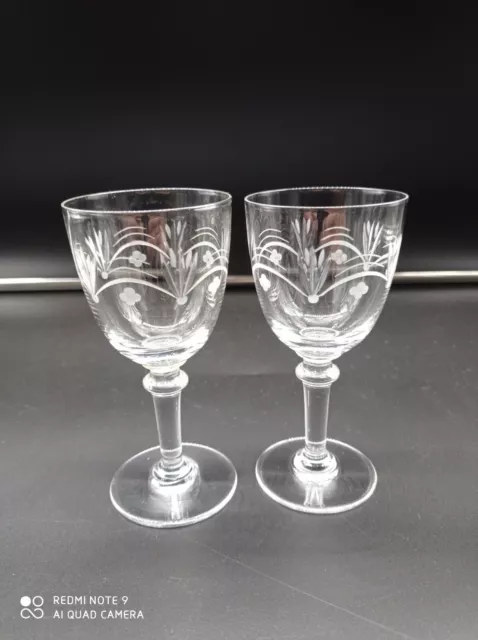2 verres à vin blanc en cristal, gravé, forme gondole, BACCARAT,SAINT-LOUIS .