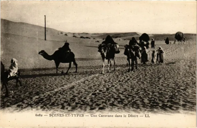 CPA AK Scenes et Types Une Caravane dans le Désert ALGERIA (787293)