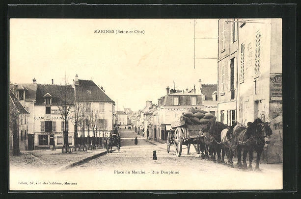 CPA Marines, Place du Marche - Rue Dauphine, vue de la place du Marché