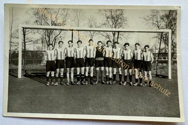ORIG. FOTO FUSSBALL Mannschaft Spieler um 1940 Sport EUR 14,00