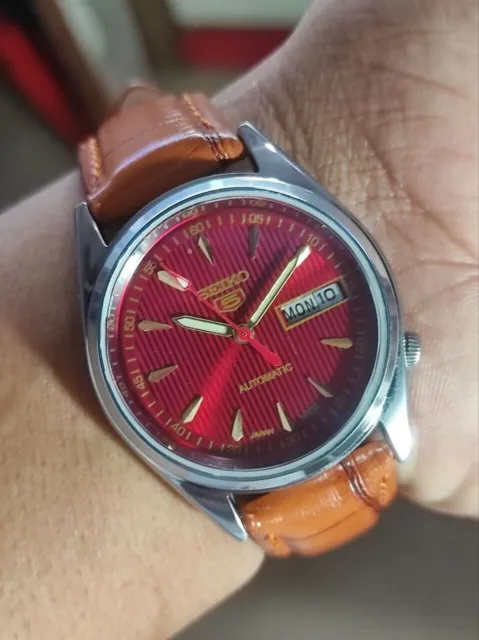 orologio da polso da uomo Seiko 5 automatico vintage con quadrante rosso...