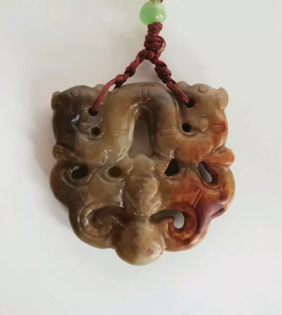 Beau pendentif sculpté en jade marron, vert et rouge symbole Chine fin XIXème