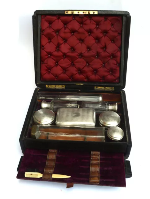 ANCIEN  NECESSAIRE DE  TOILETTE  EN COFFRET XIXème