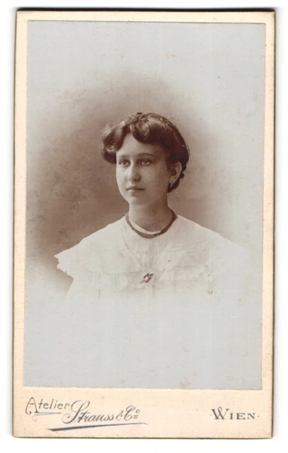 Fotografie Strauss & Co., Wien, Kohlmarkt 5, Junge Dame mit Halskette