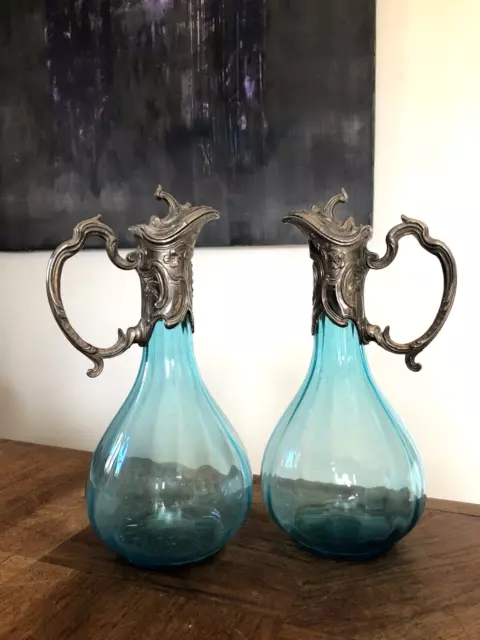 Jolie Paire De Carafes, Aiguières En Verre Bleu, Montures En Étain Argenté