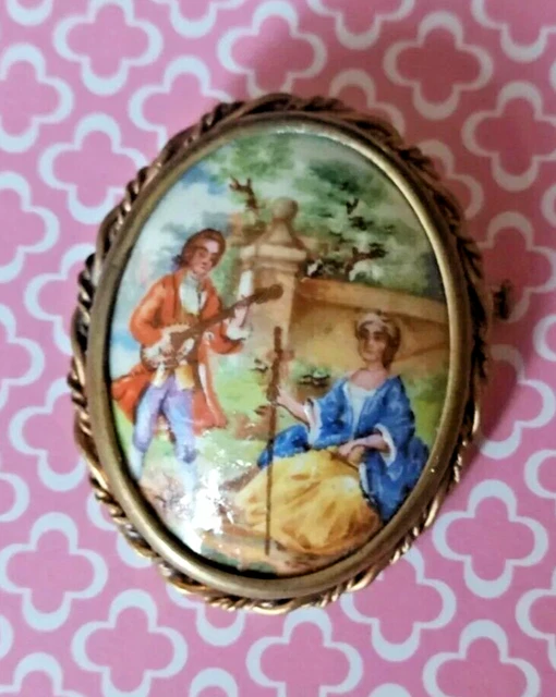 Broche Ancienne En Porcelaine De Limoges - Scène Galante Peinte, Occasion, Référence REF39958