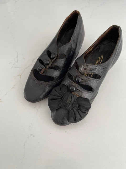 Scarpe antiche vittoriane in pelle verniciata vittoriana per bambini c1890