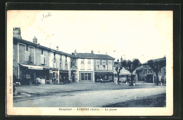 CPA Eybens, La Place avec Cafe de la Station