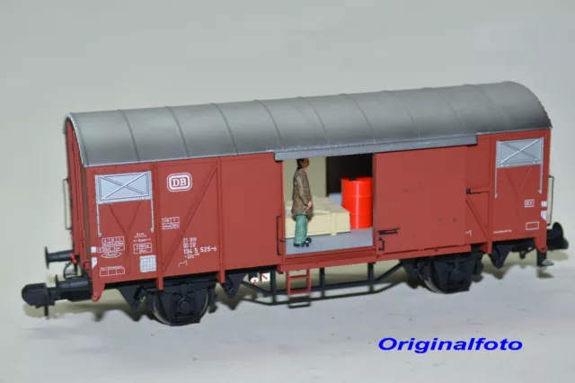 Vagón de mercancías cerrado Märklin con trabajador y carga