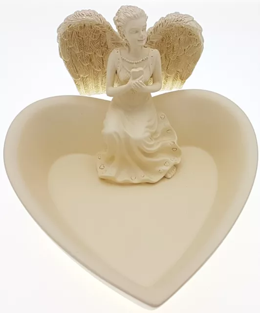 Plato de baratija en forma de corazón con ángel sosteniendo un corazón de Angel Star en crema