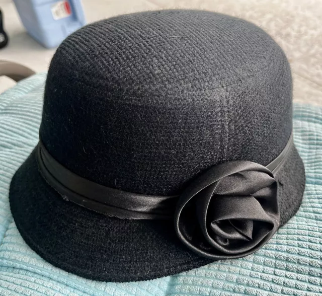 Cute Black Poly/Wool Blend 20s Cloche Hat w/ Flower