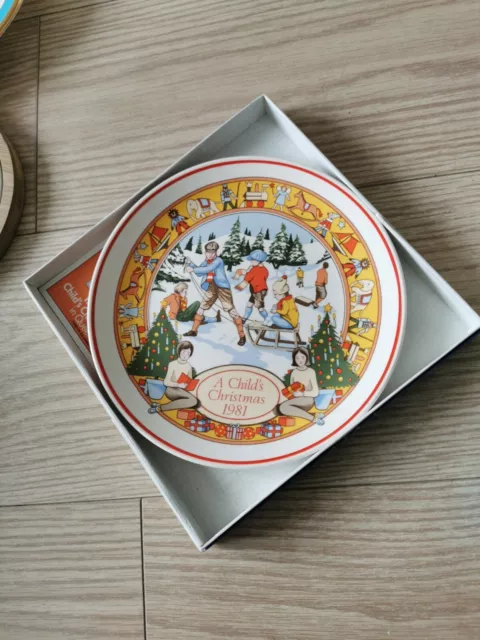 1981 A Child's Christmas Wedgwood Queen's Christmas Dinner Plate Collectors (i)