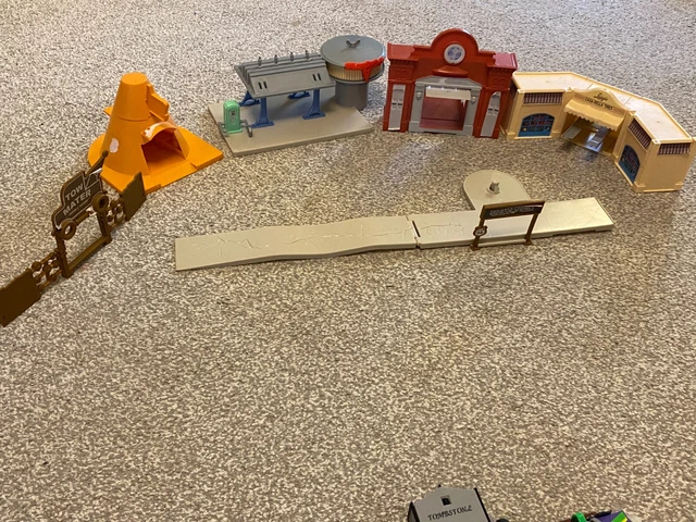 DISNEY PIXAR CARS Radiator Springs Town Playset Parts Mainly buildings ...
