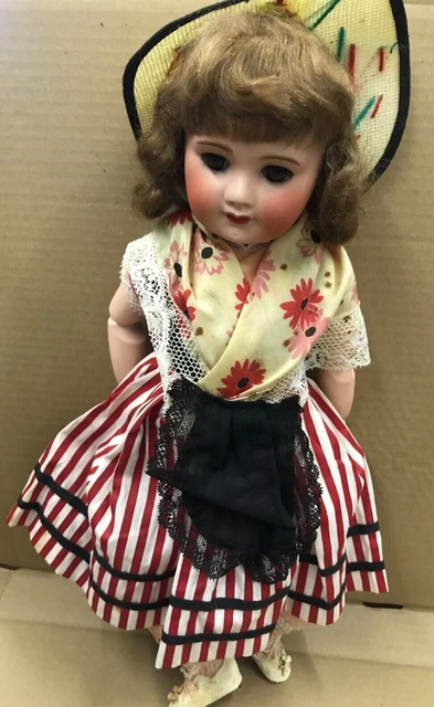 POUPÉE ANCIENNE Niçoise mine boudeuse/ tête feutrine et corps tissu