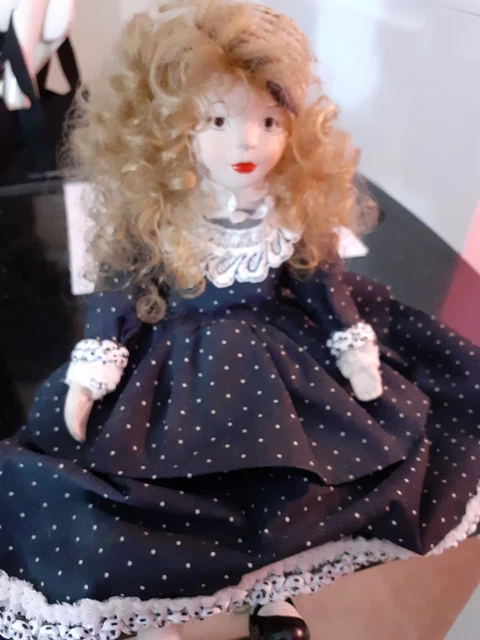 poupée ancienne tête porcelaine , joli visage hauteur 12cms  pouvant  bon état