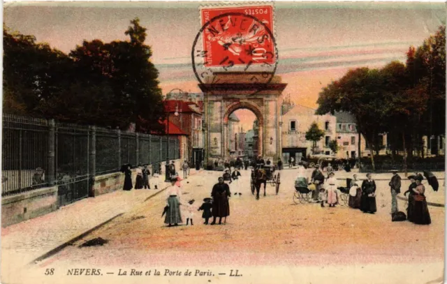 CPA NEVERS - La Rue et la Porte de Paris (456914)