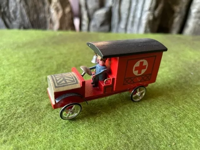 Holzspielzeug aus dem Erzgebirge Rotes Kreuz Wagen