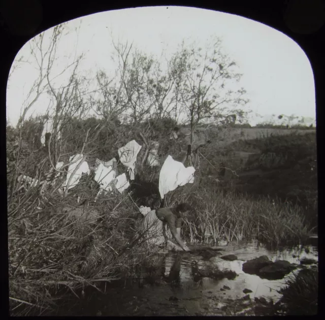 Glas Magic Laterne Rutsche FRAU WASCHTÜCHER IN STREAM C1890 VIKTORIANISCHES FOTO