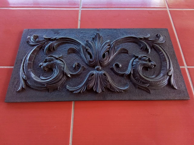 Antico Pannello In Legno Interamente Intagliato A Mano, Rilievo,Grifoni E Altro.