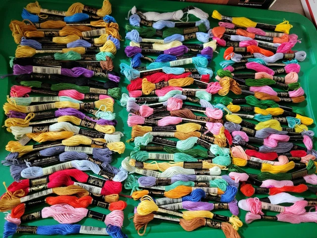 Más de 90 hilos de hilo de hilo de punto de cruz bordado MULTICOLOR azul verde rojo rosa