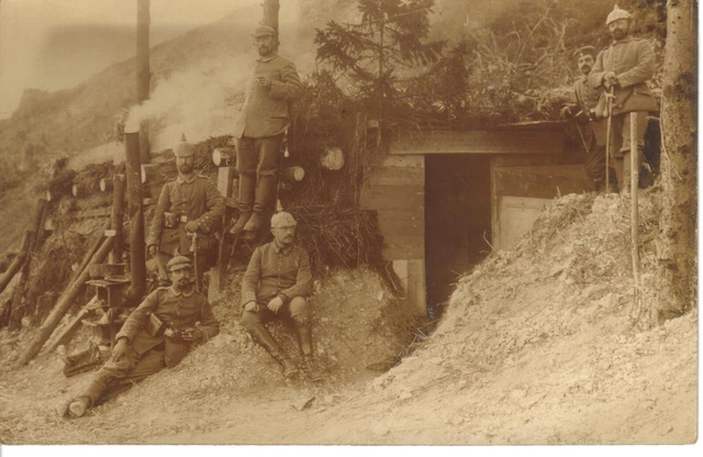1. WK tolles Graben Foto AK feldgrau Pickelhaube Überzug Gewehr