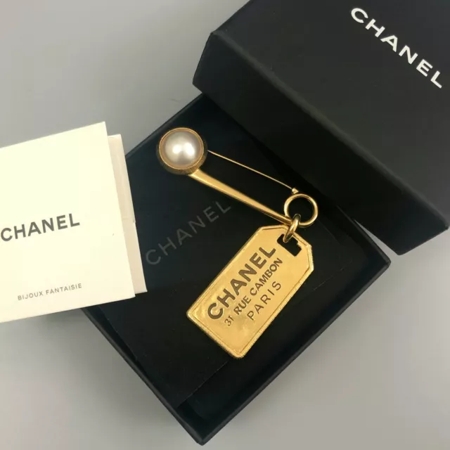 NEW CHANEL WHITE Large Pearl CC Logo Gold Tone Boarding Pass Name