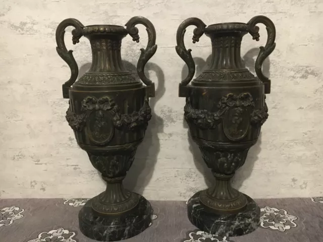 paire de grandes cassolettes en régule  socle en marbre garniture de cheminée