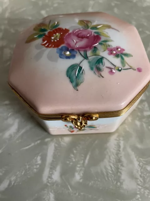 belle boite a bijoux en porcelaine de Limoges  motif fleurs détail doré