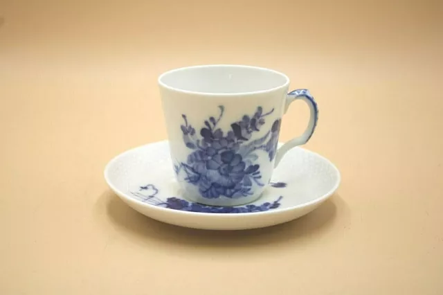 Royal Copenhagen Mokkatasse Untertasse Gedeck 2tlg. Blaue Blume Korbmuster 1546