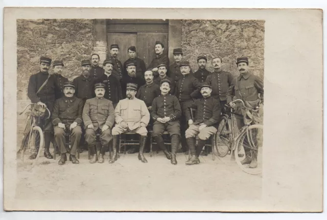 Thème VIE MILITAIRE & Guerre - CARTE PHOTO Non située - Soldats dont cyclistes
