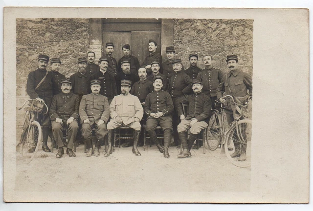 Thème VIE MILITAIRE & Guerre - CARTE PHOTO Non située - Soldats dont cyclistes