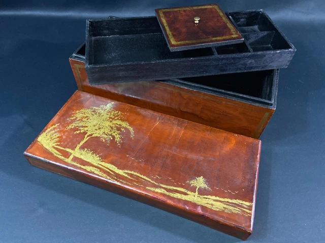 Lot - PAIRE DE PETITS PLATS CARRÉS en bois laqué noir et incrustés de