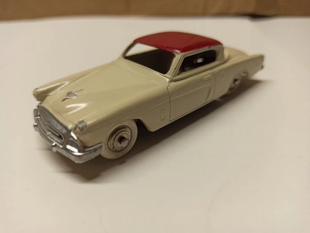 PEUGEOT 204 blanche Ancienne Dinky Toys Spain réf 510 1/43 PEUGEOT 204 blanche Ancienne Dinky Toys Spain réf 510 1/43