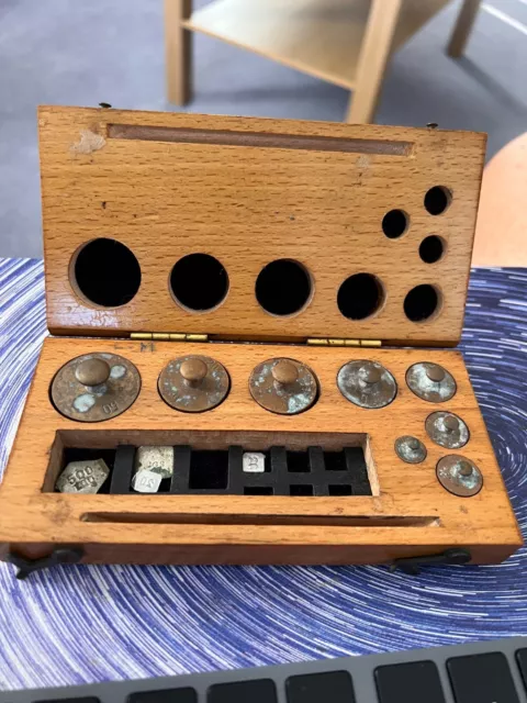 box small Jeweller / pharmacy weights complete with very small Mg weights