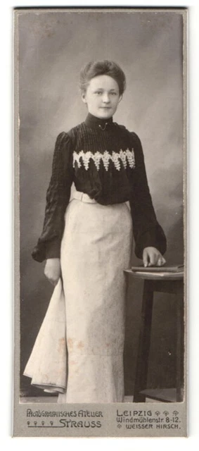 Fotografie Strauss, Leipzig, Mädchen mit weißem langem Rock und bestickter Schw