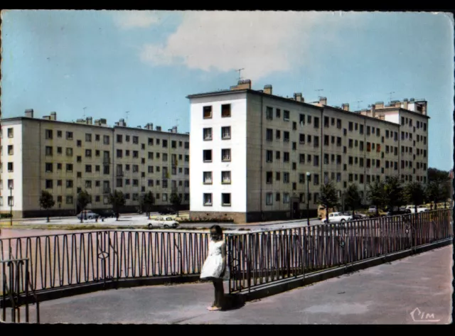 CHAMPIGNY (94) RENAULT DAUPHINE à la Cité animée / Avenue de la REPUBLIQUE