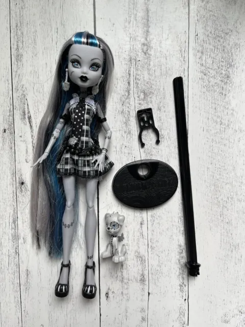 MATTEL MONSTER HIGH Reel Drama Frankie Doll With Stand $65.00
