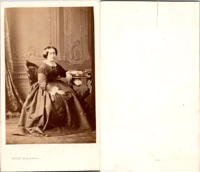 CDV Levitsky, Paris, Femme mûre assise en pose, circa 1860 Vintage CDV albumen c