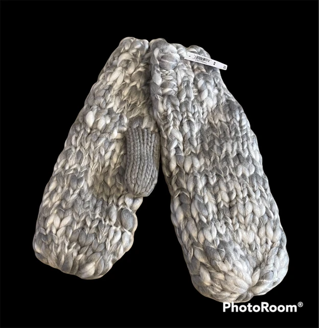 New! Gap Women’s Cable Knit Winter Mittens Gloves Gray White One Size NWT