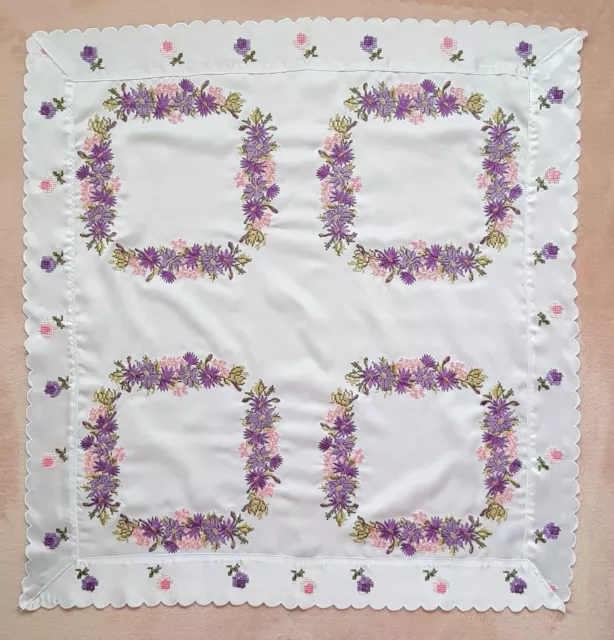 Nappe carré blanc à broderie fleurs rose violet. Neuf