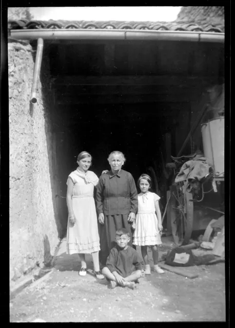 Portrait Family Old Woman And Children - Antique Negative Photo An. 1940