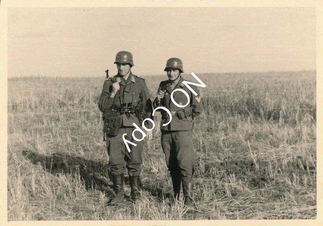PHOTO SOLDATS ALLEMANDS WW2 troupe en marche dans la neige avec fusils