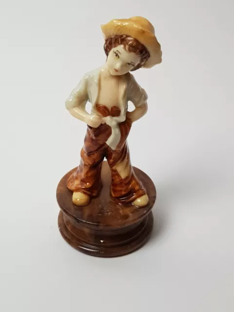 Porzellan Figur  KIND mit HUT  Porzellanfigur .17 cm Höhe