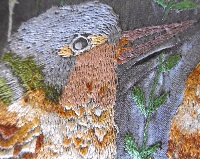 Grand tableau ancien, broderie de soie "oiseaux et fleurs" vers 1920 cadre doré.