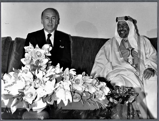 large vintage photo France president Giscard & Isa Khalifa emir of Bahrain 1980