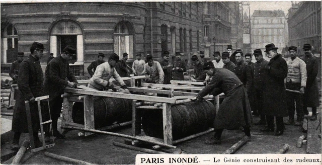 CPA AK Militaire PARIS Inonde - Le Genie construisant (361892)